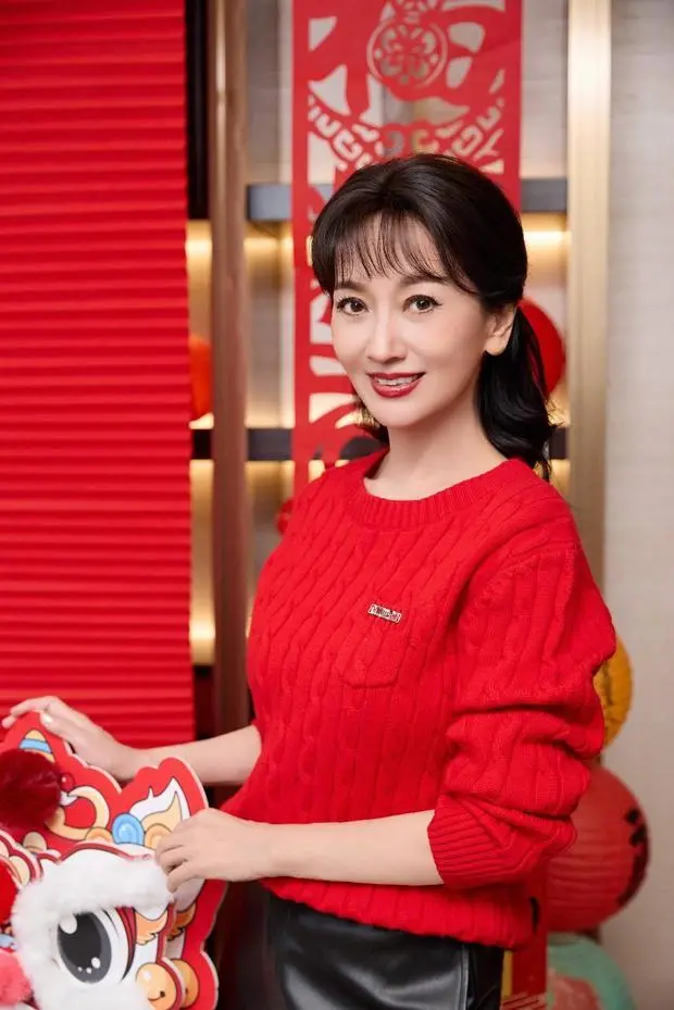 赵雅芝穿亮红色毛衣明艳动人。