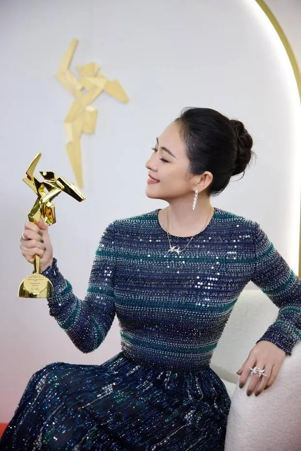 章子怡手握&ldquo;亚洲电影大奖&rdquo;奖杯拍照！
