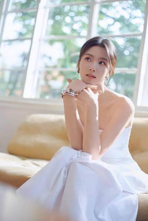 卢昱晓托腮凝望，俏皮灵动。