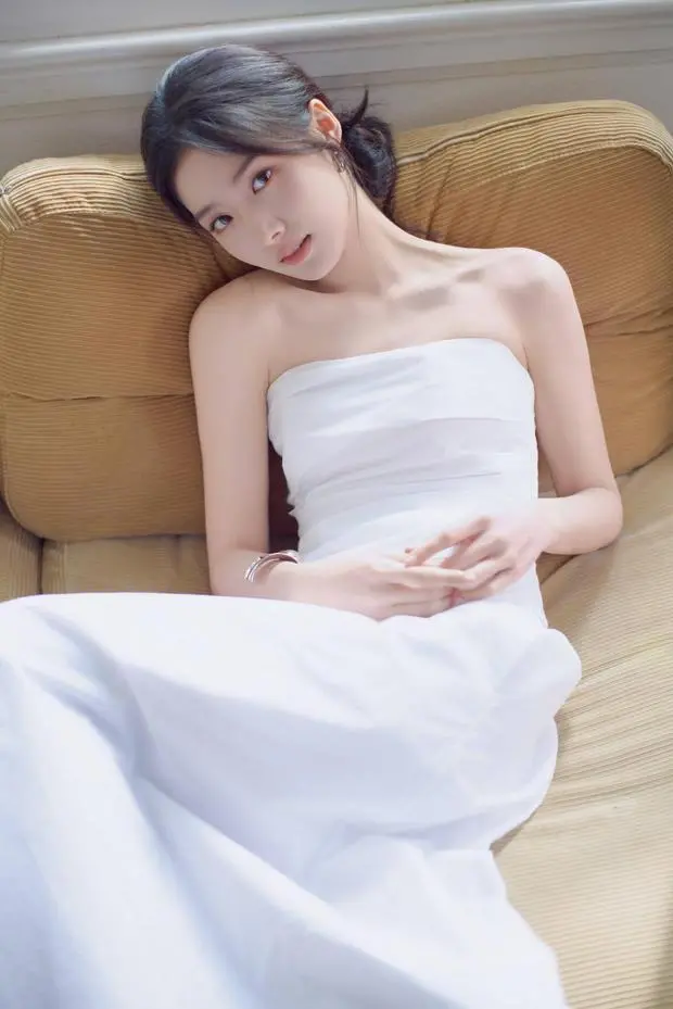 搜狐娱乐讯 近日，卢昱晓纯白写真释出，穿抹胸白裙，搭配皇冠与羽毛造型，温柔仙气拉满。