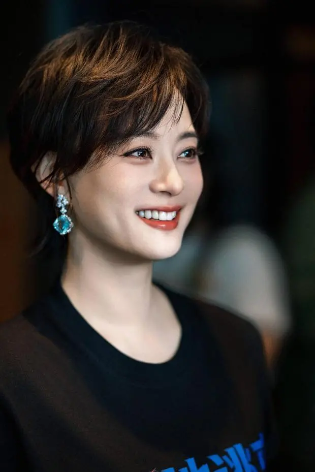 孙俪绽放甜美笑容，感染力十足。