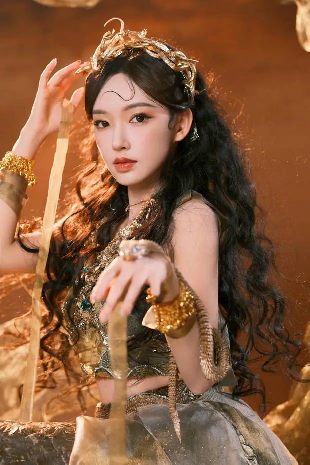 程潇化身秘境金色蛇女，神秘而又魅惑。