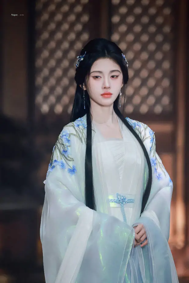 鞠婧祎古色生香。