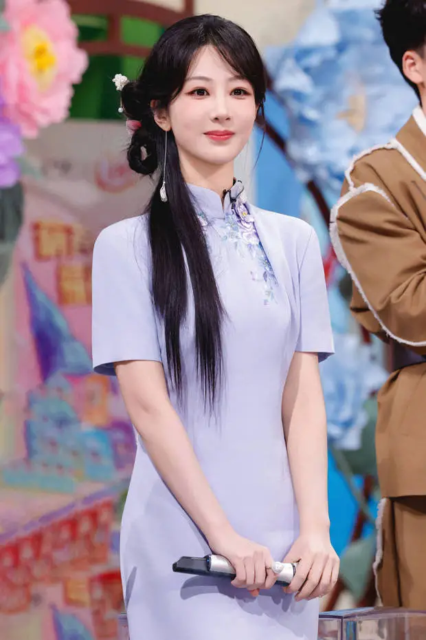 杨紫穿紫色旗袍芬芳四溢 身段窈窕端庄步履盈动封面图