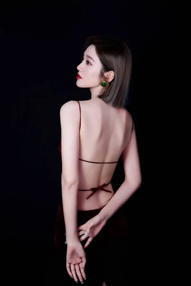 唐艺昕穿红丝绒露背裙性感妩媚 红唇烈焰尽显熟女姿态