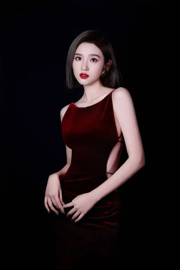 唐艺昕尽显成熟女人味。