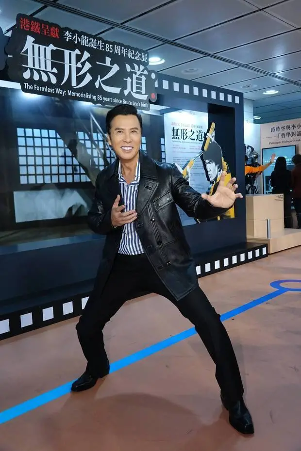 甄子丹称自己深受李小龙影响,儿时就模仿李小龙,后来在电影中饰演陈真也是为了向他致敬。他说:“希望年轻一代也能继续感受李小龙的伟大。”