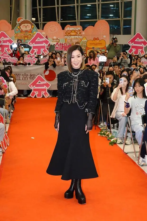 搜狐娱乐讯（图/视觉中国）近日，佘诗曼出席香港《新闻女王2》&ldquo;双王对垒 新闻之巅&rdquo;宣传活动，一身黑色酷飒优雅。