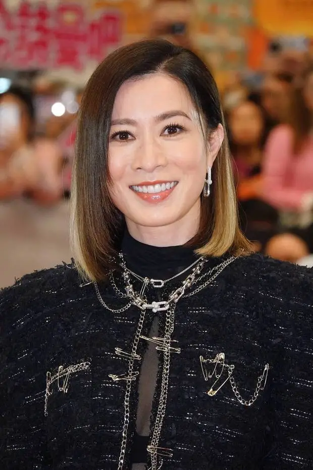 佘诗曼对镜头微笑，短发利落清爽。