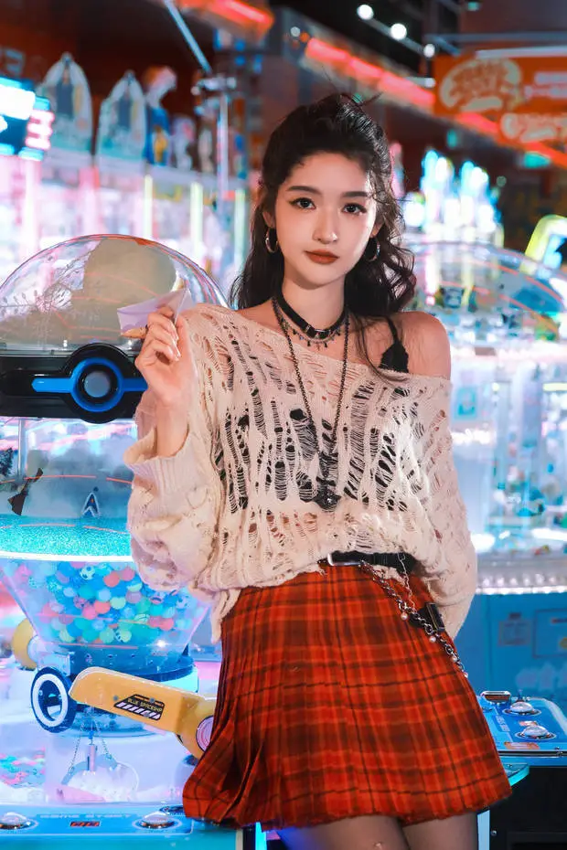 王玉雯米白镂空毛衣搭红格短裙，元气又甜酷。