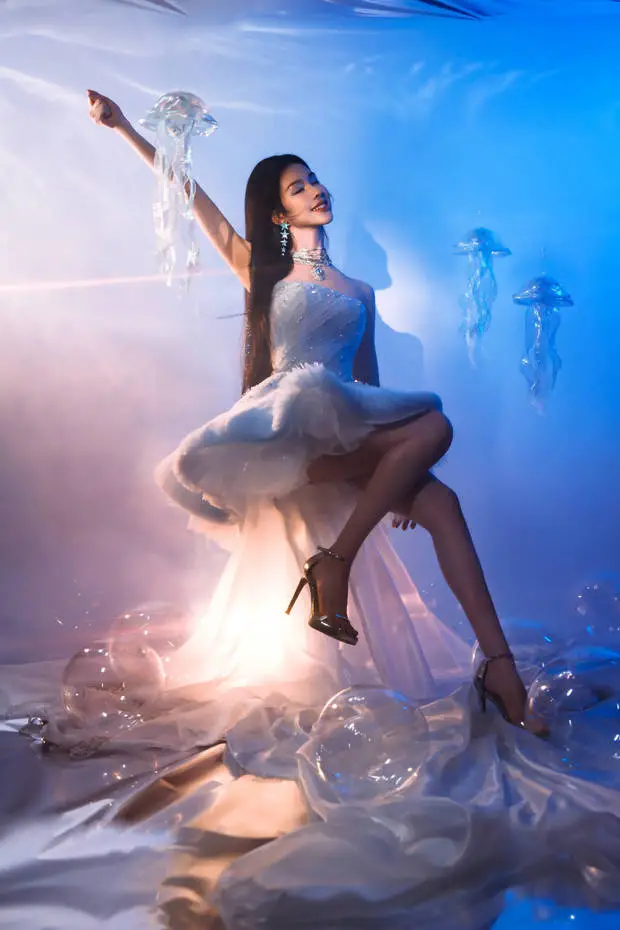 陈都灵身材苗条，一双纤细美腿吸睛。