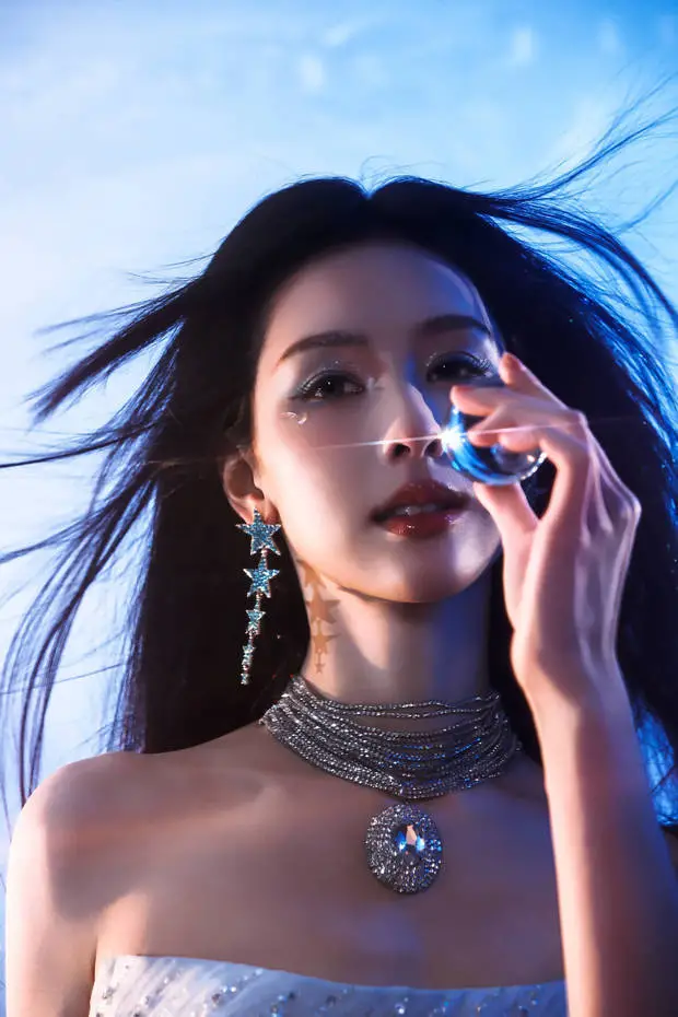 陈都灵戴华丽首饰，闪闪发光。