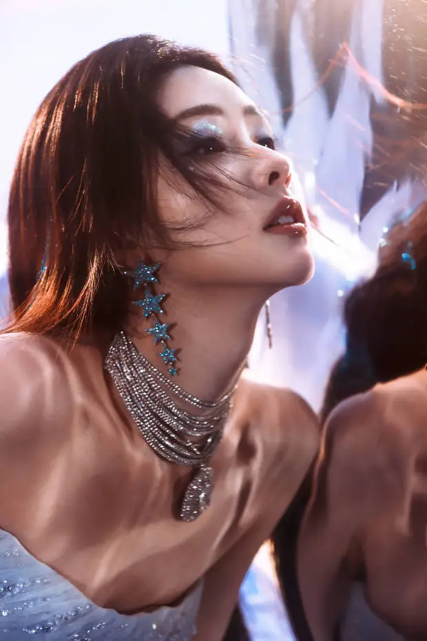 陈都灵戴星星耳坠闪耀吸睛。