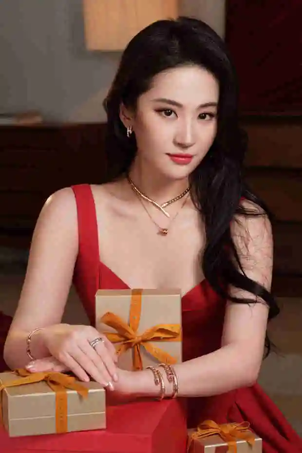 刘亦菲一袭红裙美艳性感。