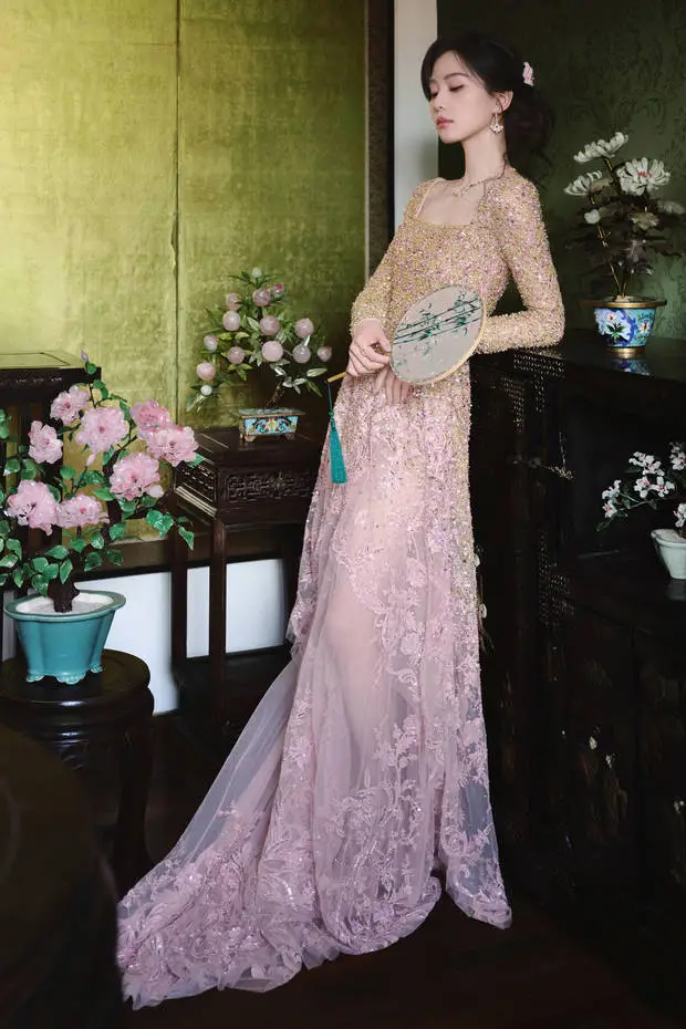 刘诗诗手拿团扇，气质如兰。