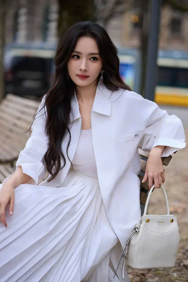 杨幂松弛大方。