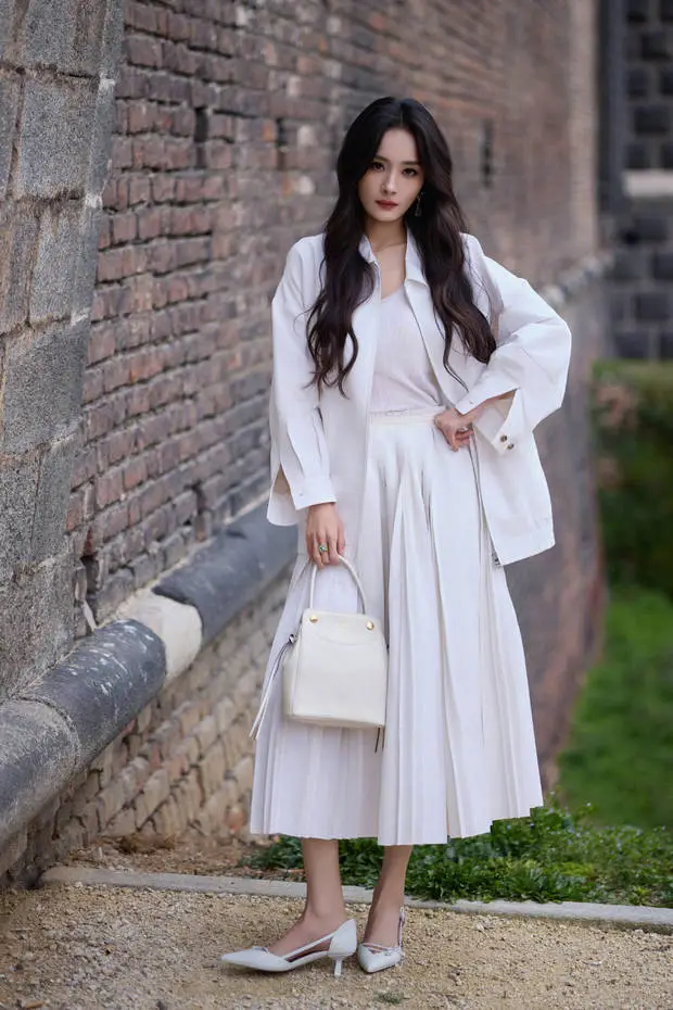 杨幂身材纤细，比例吸睛。