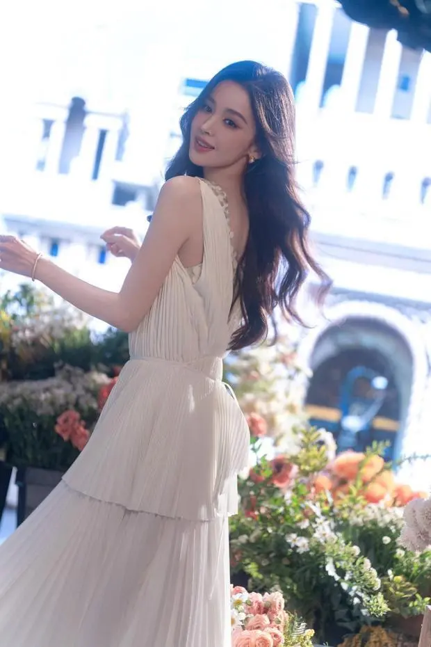 娜扎笑靥如花，女神范儿拉满。