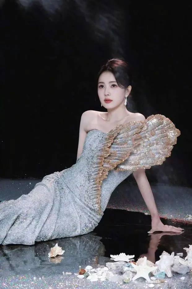 白鹿穿银金闪裙勾勒曲线。