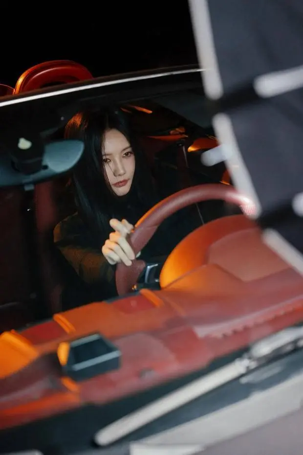 搜狐娱乐讯 近日，李一桐一组跑车夜拍曝光。她穿黑色高领衫，披长发，在暖光下尽显酷飒冷艳。