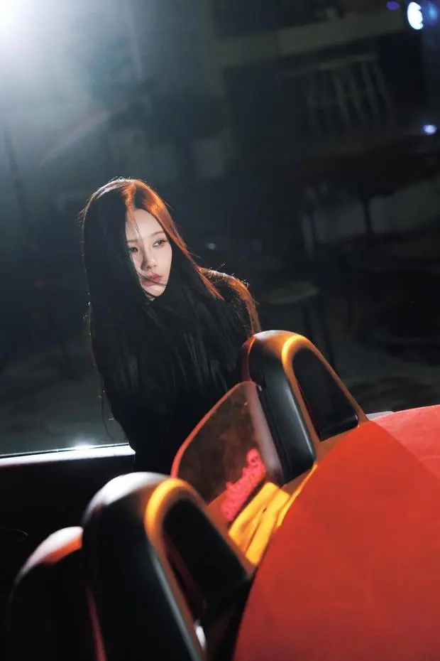 李一桐倚跑车，随性酷飒。