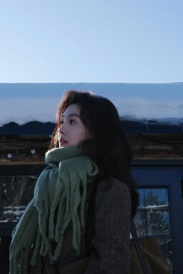 搜狐娱乐讯 3月16日，章若楠公开一组随拍，照片里的她穿着大衣，长发微卷，侧脸精致，优雅大方。