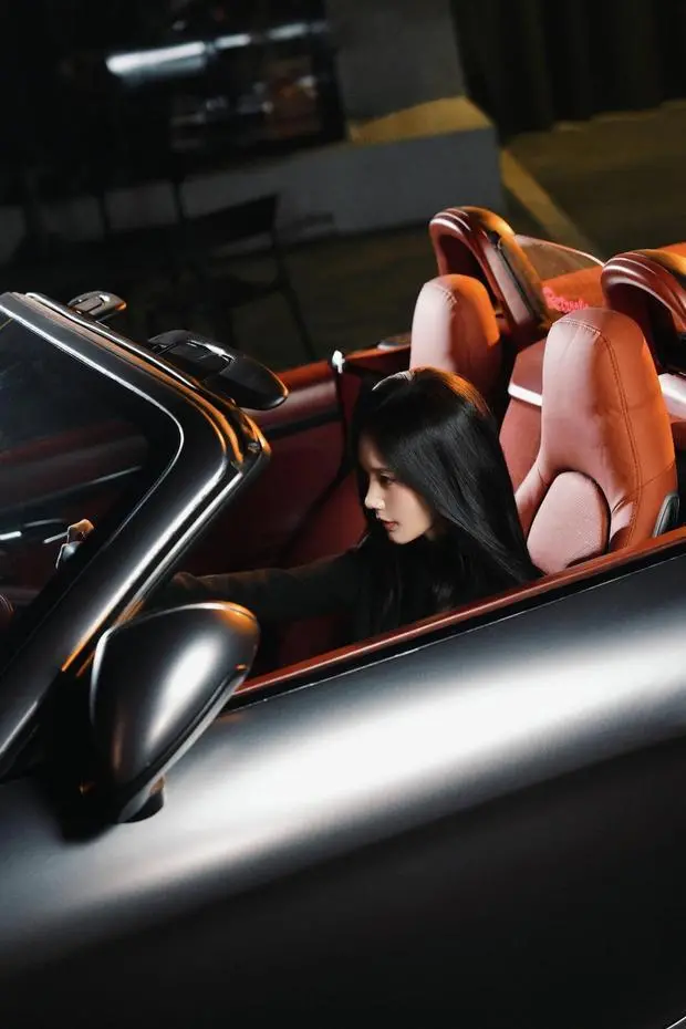 李一桐侧颜精致冷艳。