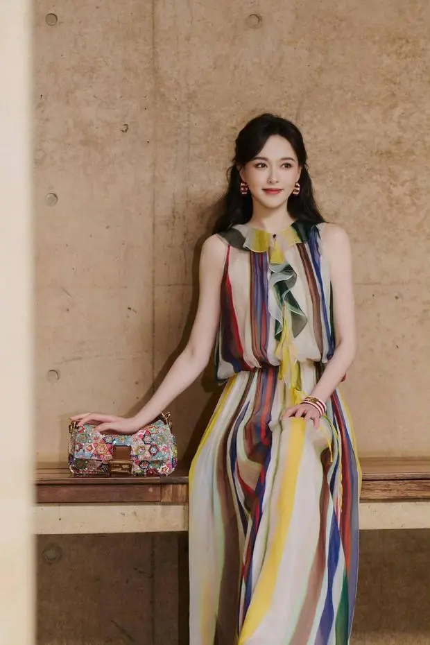 唐嫣穿撞色纱裙明艳动人。