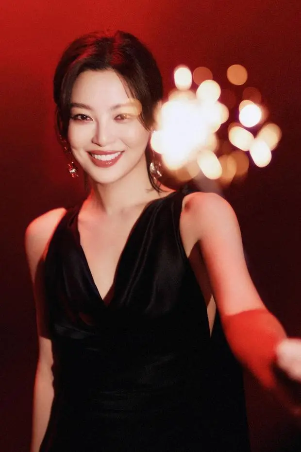 辛芷蕾笑容明媚动人。