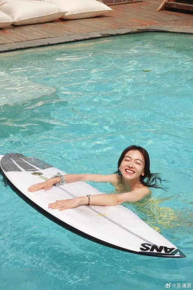 搜狐娱乐讯 4月4日，吴谨言在社交平台晒出自己的度假日常，照片里的吴谨言穿黄色吊带背心，在泳池玩耍，笑容超甜。