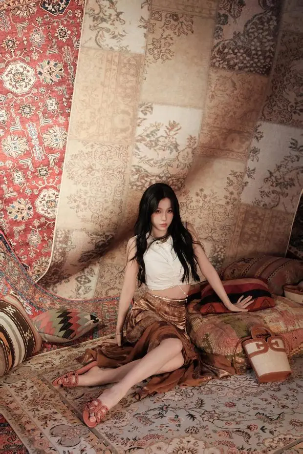 虞书欣慵懒斜坐，复古风情拉满。