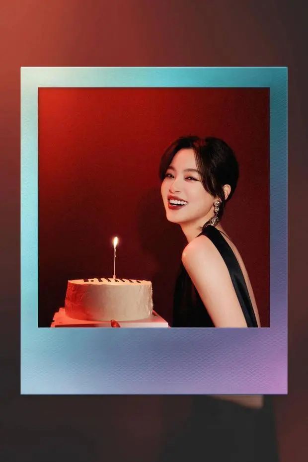 搜狐娱乐讯 8日，辛芷蕾拍摄的庆生美照释出，她手捧蛋糕绽放灿烂笑容，元气满满，心情大好。