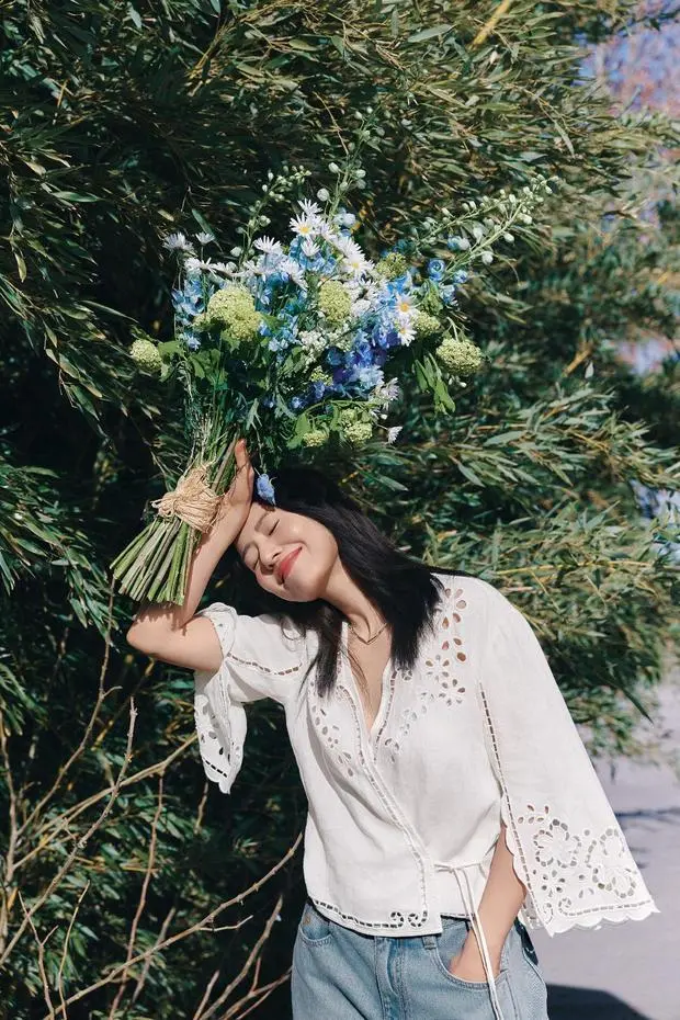 搜狐娱乐讯 15日，高圆圆拍摄的春日氛围感美照释出，她手举鲜花，绽放明媚笑容，元气满满，好养眼！