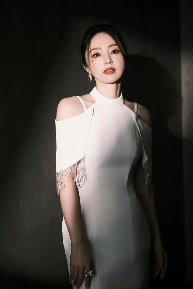 搜狐娱乐讯 23日，董璇在社交平台上晒出一组写真美照，她身着白色素雅连衣裙，气质在线！