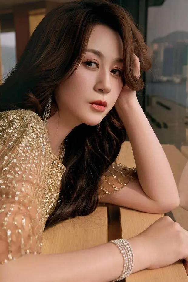 搜狐娱乐讯 4月19日，马丽穿鎏金礼服现身香港金像奖活动，现场的马丽卷发慵懒，散发随意自在的气质。