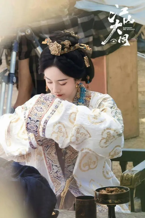 杨幂仪态大方。