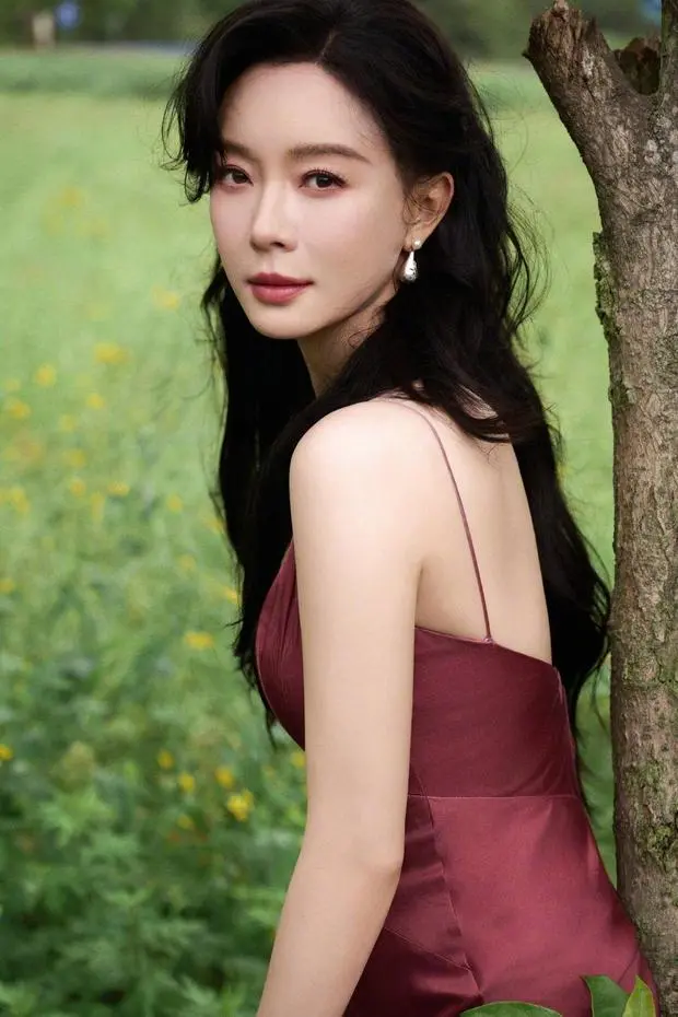 陈数绽放迷人笑容，好温柔。