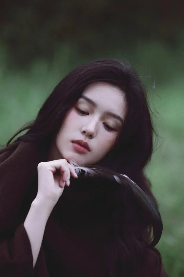 搜狐娱乐讯 近日，周也杂志封面美图释出。
