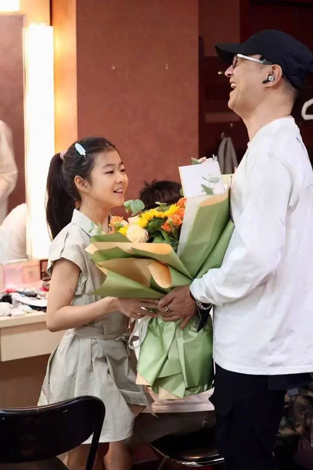 汪峰为女儿醒醒送上鲜花。