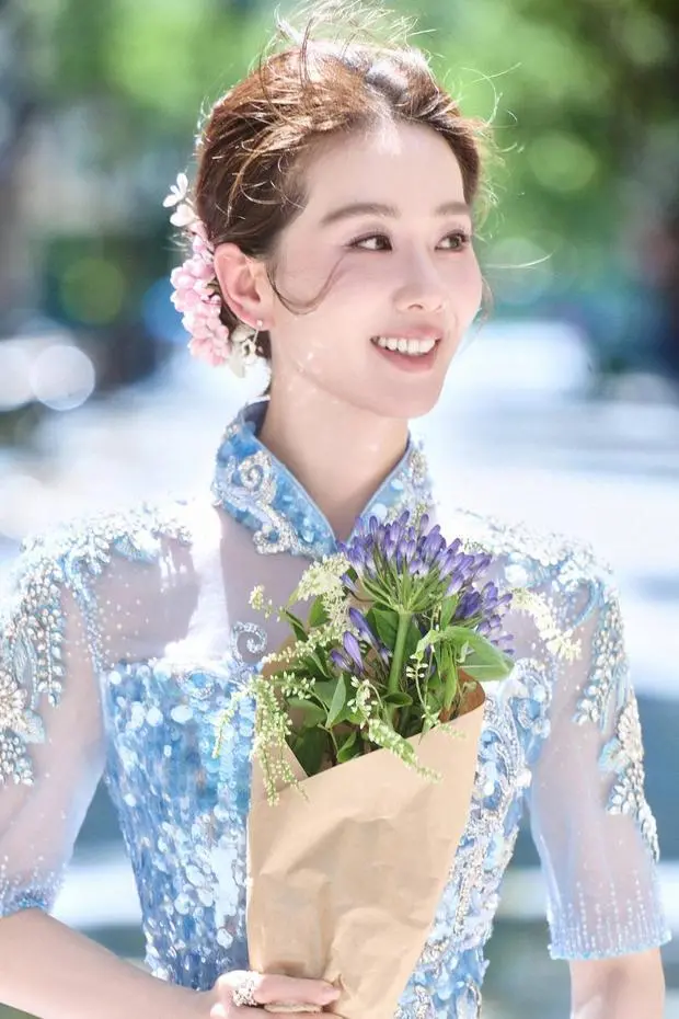搜狐娱乐讯 24日，刘诗诗参加越南活动的造型写真曝光，她身穿蓝色旗袍柔情似水，捧花甜笑，气质优雅又明媚！