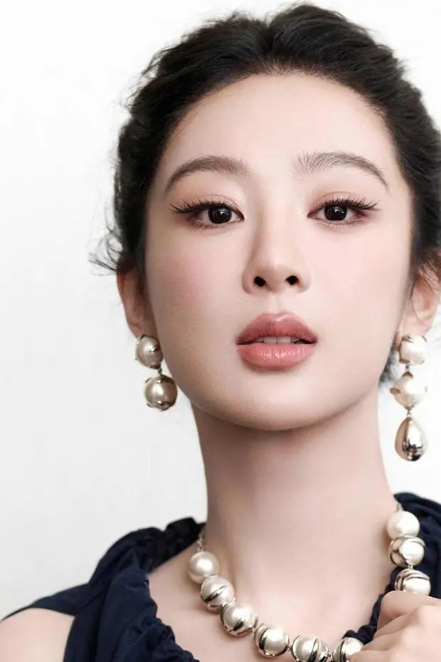 杨紫佩戴超大颗珍珠饰品，优雅又贵气。