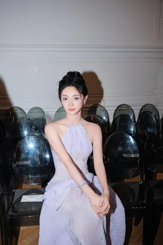 周洁琼的五官精致，美貌养眼。