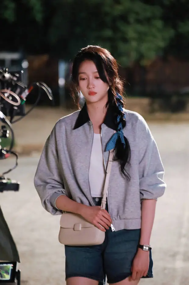 搜狐娱乐讯 1日，工作室分享了一组关晓彤剧照。图中，她侧编发系蓝丝带，神情沉静，充满青春感。