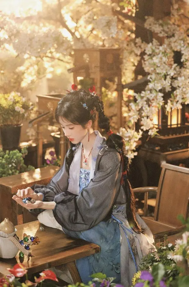 鞠婧祎明媚大方。