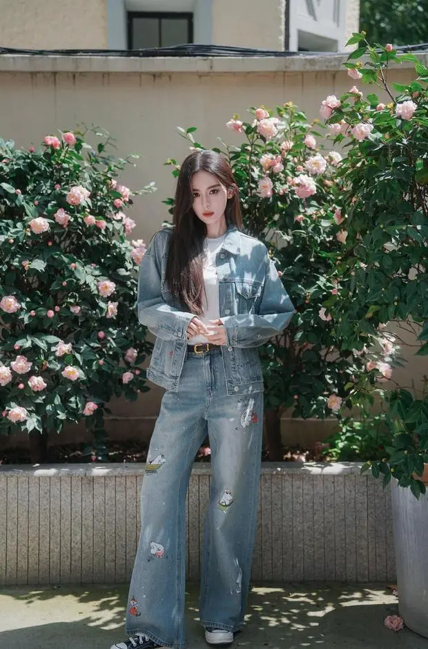 娜扎甜笑灵动元气。