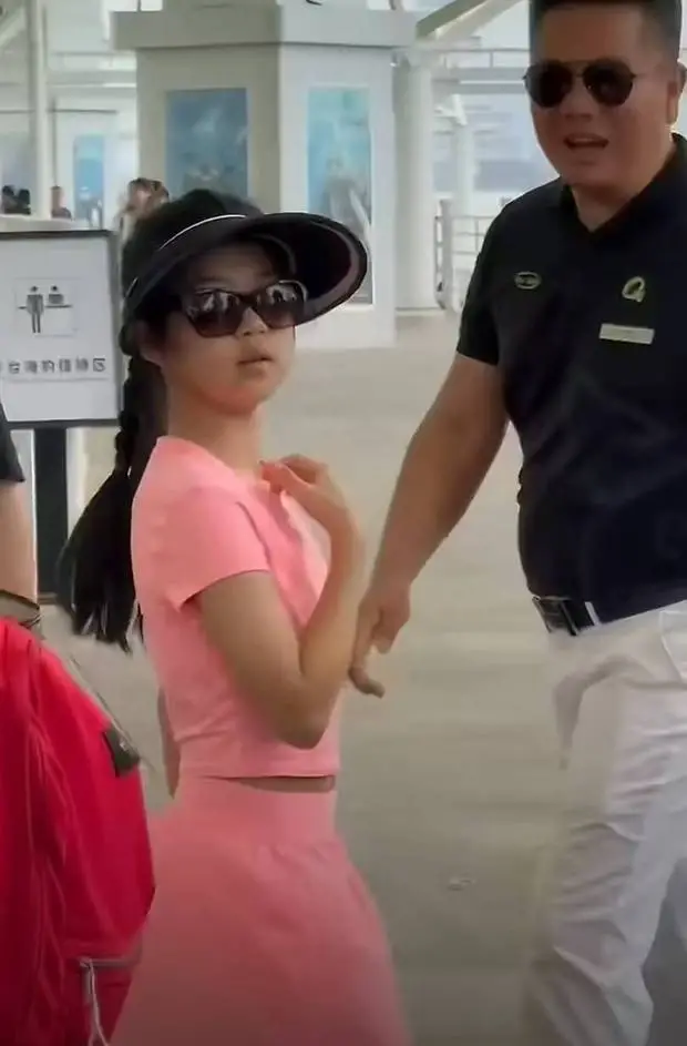 醒醒穿粉裙,戴墨镜,活泼灵动。