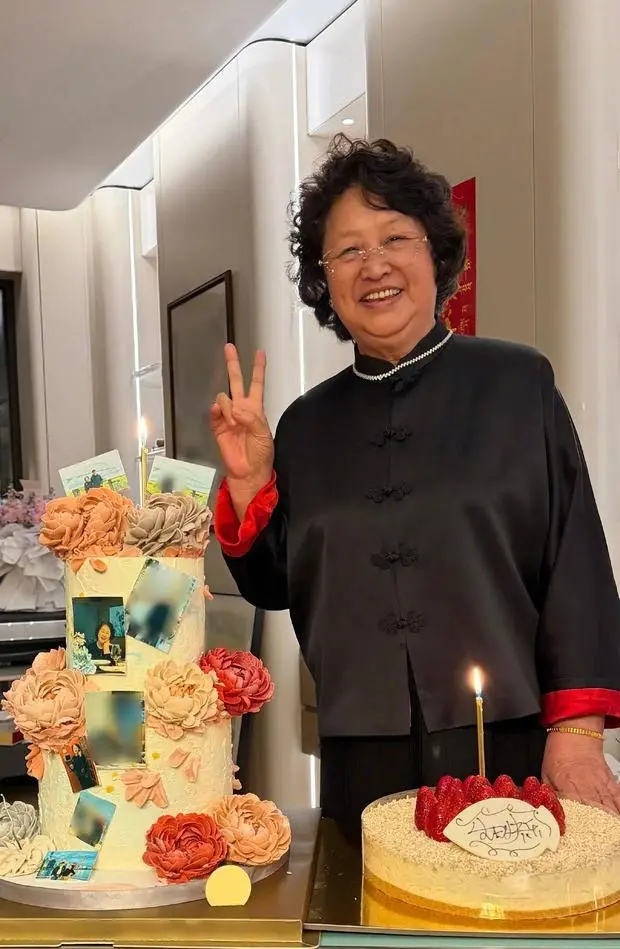 黄晓明妈妈开心比耶，幸福快乐！