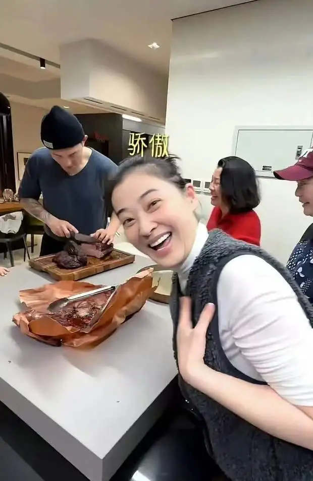 梅婷笑容灿烂满是骄傲。