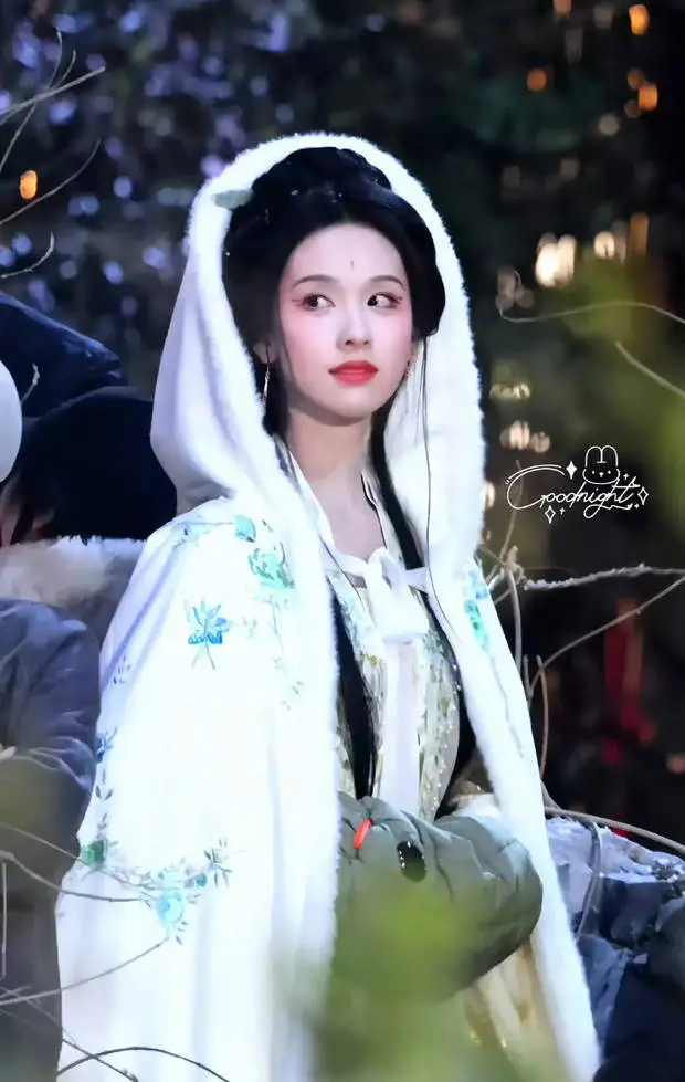 陈都灵清冷感十足。