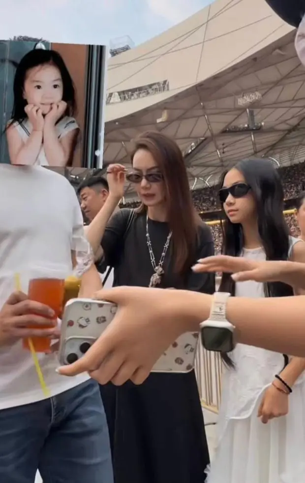 戚薇Lucky同框气质出众。